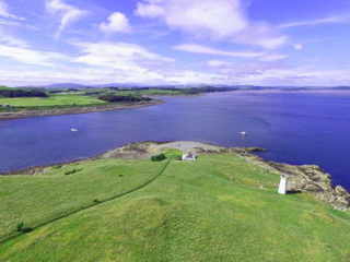 Illustration for article titled Por menos de 400 mil euros puedes comprar esta preciosa isla de Escocia donde se cometió un terrible asesinato